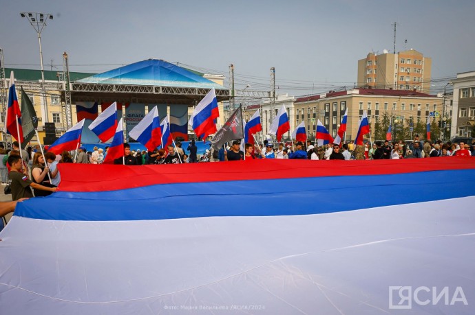 День флага России отметили в Якутске на площади Орджоникидзе