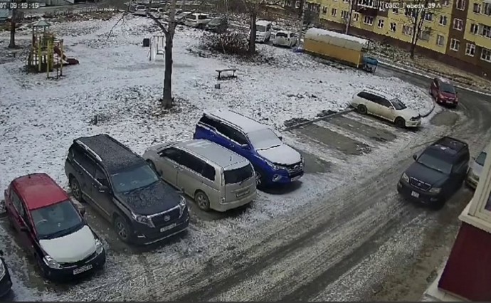 Сахалинца, прокатившего пьяных друзей на "Лексусе" по детской площадке, привлекли по двум статьям