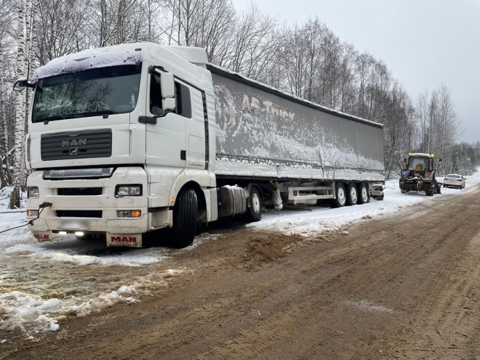 Житель Рязани сутки замерзал на скользкой заметенной костромской дороге