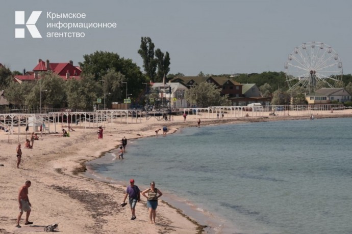 В Черноморском закрыли часть пляжа