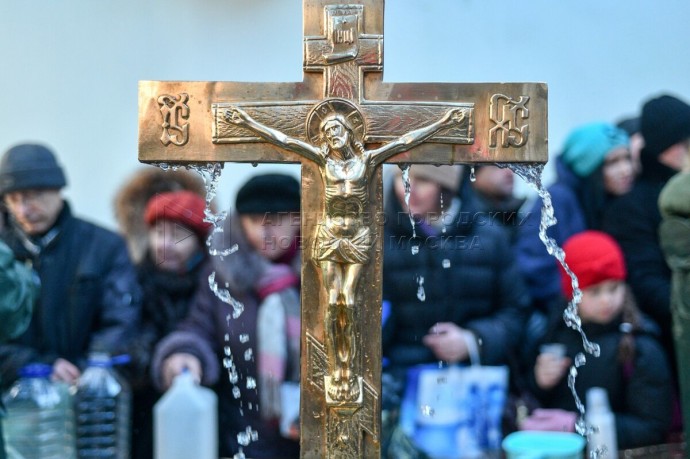 Почти 40 церквей и храмов в Москве дополнительно обеспечены водой в преддверии Крещения