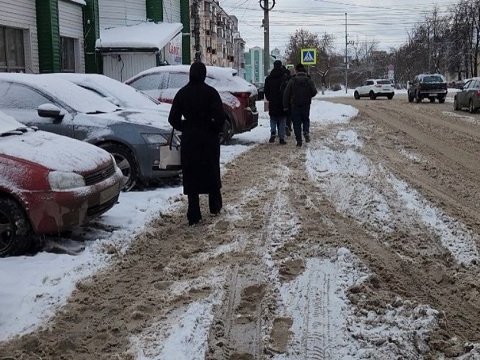 Народный фронт обратил внимание на проблему отсутствия тротуара рядом с Социальным фондом в Саранске