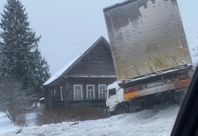 Фура въехала в дом на трассе М-10 в Крестецком округе Новгородской области