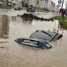 В Магнитогорске автомобиль утонул в затопленной яме