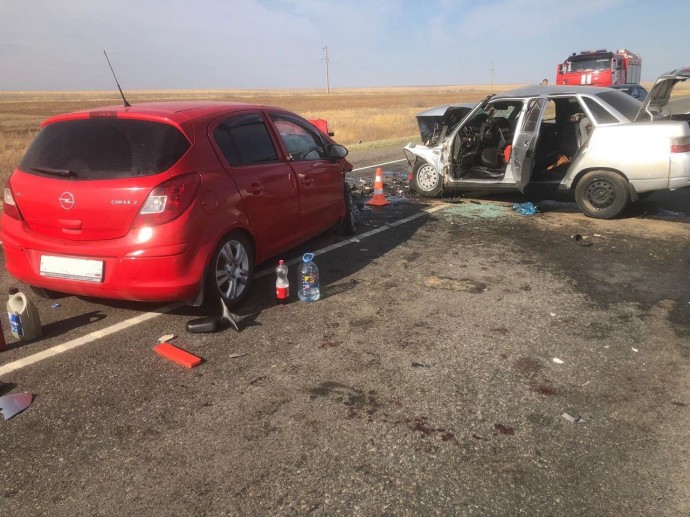 Двое детей в больнице: семья из Астрахани попала в аварию в Калмыкии