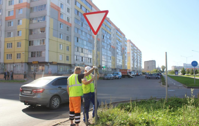 В Державинском районе Великого Новгорода установили новые дорожные знаки