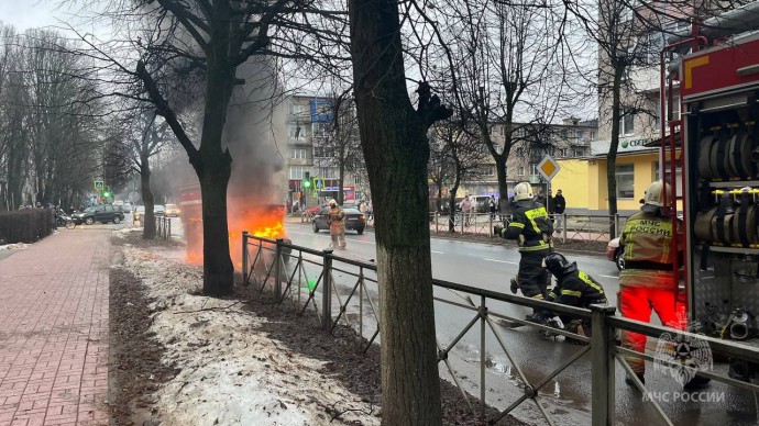 В Старой Руссе автомобиль загорелся на проезжей части