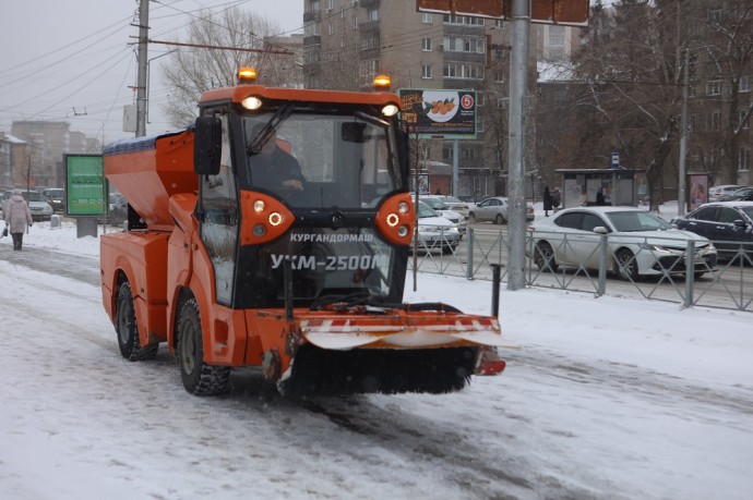 Мэр Новосибирска взял на особый контроль качество уборки тротуаров и остановок от снега