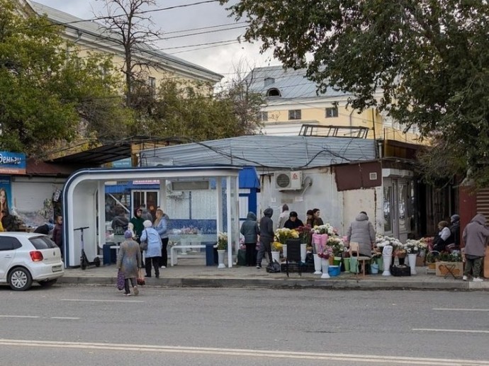 Автобусную остановку в Астрахани захватили торговцы и самокатчики