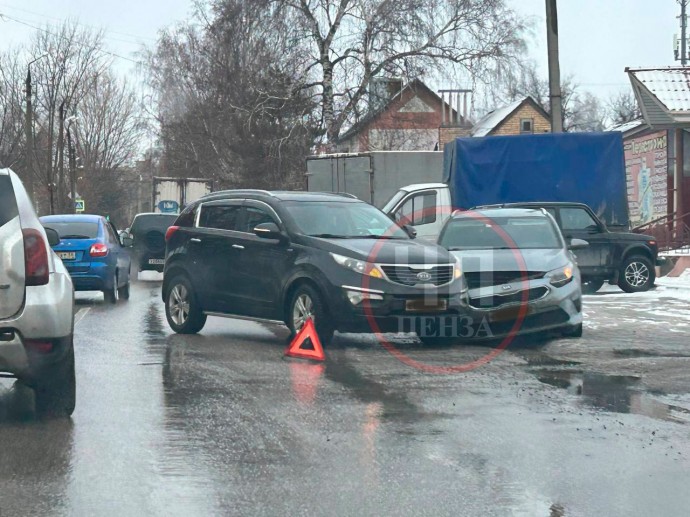 На улице Пролетарской в Пензе жестко столкнулись две машины