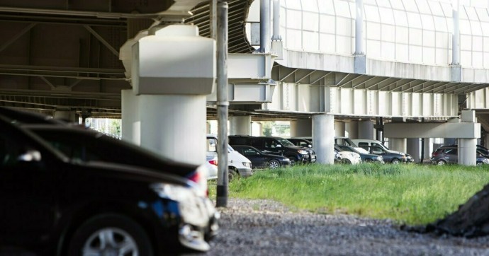 В Калининграде расширят парковку под Второй эстакадой и сделают её платной