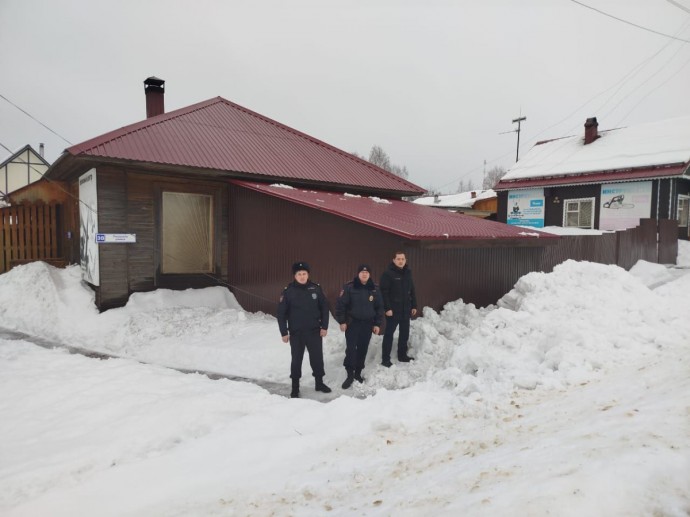 В Кировской области полицейские спасли 8-летнего мальчика из-под снежной глыбы