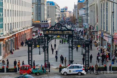 Восточные и Западные ворота установили на центральной пешеходной улице в Хэйхэ