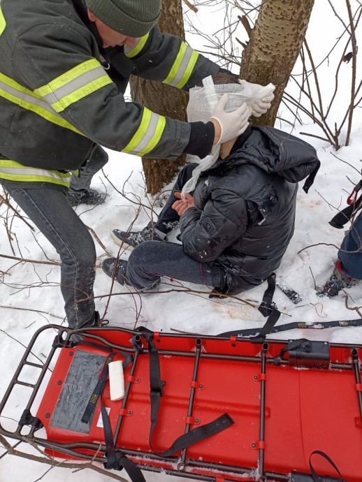 В Башкирии мужчина сорвался с высокого обрыва