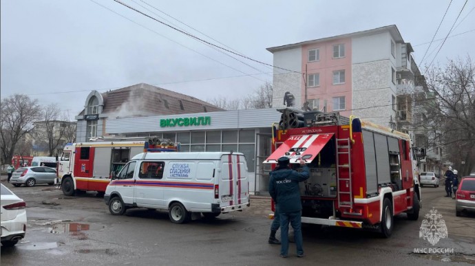 Астраханские огнеборцы больше часа тушили пожар в магазине «Вкусвилл»