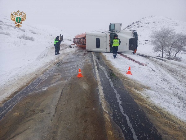 В Бурятии водитель перевернувшегося бензовоза не справился с управлением