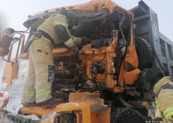 В Приамурье водителя самосвала после ДТП зажало в кабине