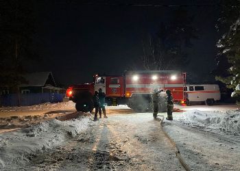 В амурском поселке горел дом с гаражом