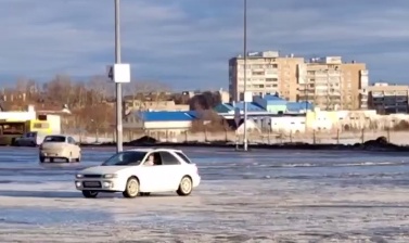 19-летнего жителя Ярославля привлекли к ответственности за дрифт на парковке