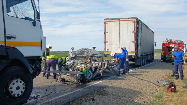 Двое взрослых и трое детей погибли в раздавленной фурами машине на Кубани. Фото