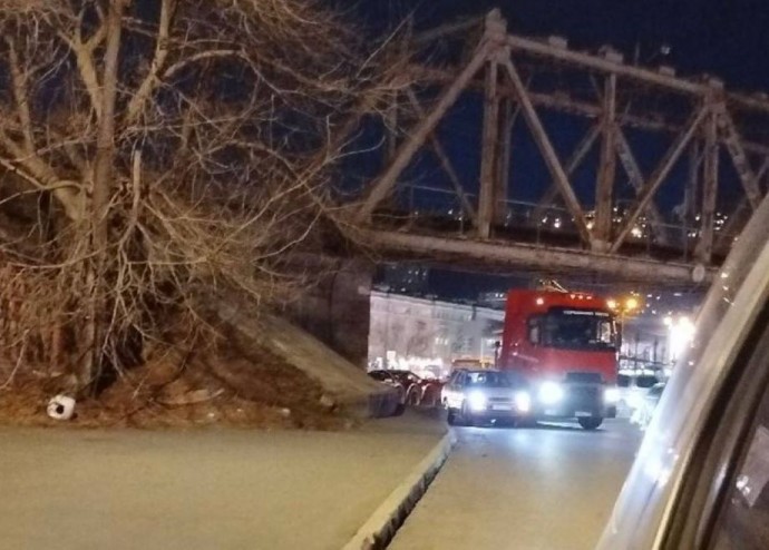 Застряли под мостом. Жесткое ДТП во Владивостоке заблокировало дорогу и вызвало пробки