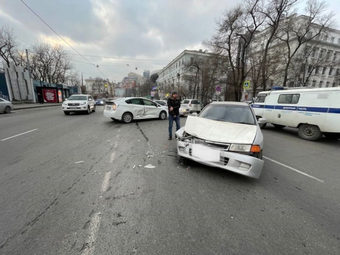 Во Владивостоке вновь два автомобилиста не поделили дорогу