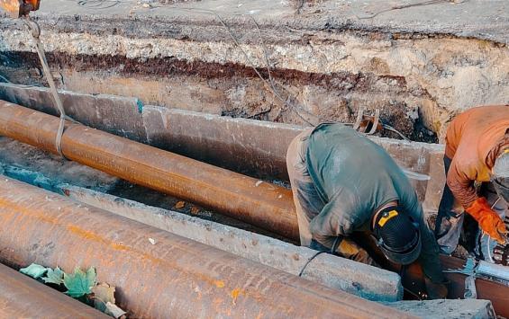 В Курске производят ремонт поврежденного трубопровода на улице Серафима Саровского