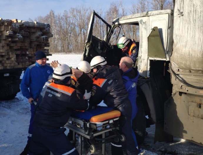 Водителя КАМАЗа зажало в кабине в результате ДТП в Пензенской области