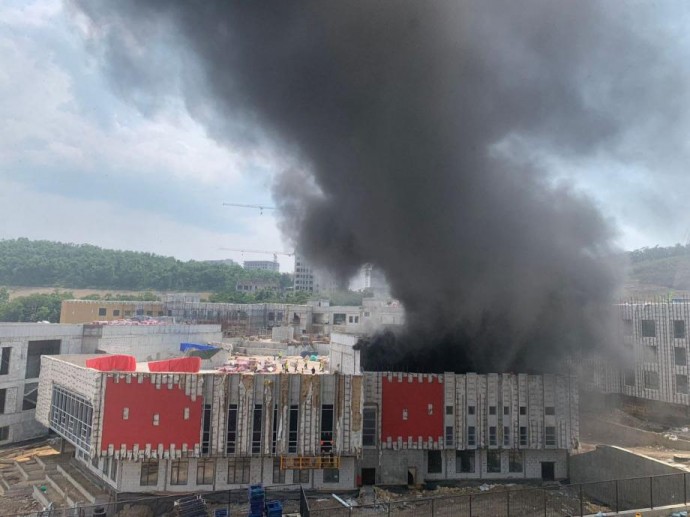 Многострадальная школа-долгострой полыхает во Владивостоке