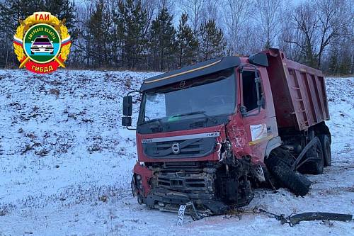 В Госавтоинспекции Приамурья рассказали о ДТП, где водителя зажало в машине