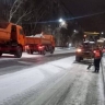 В Благовещенске дороги подсыпают противогололедным материалом