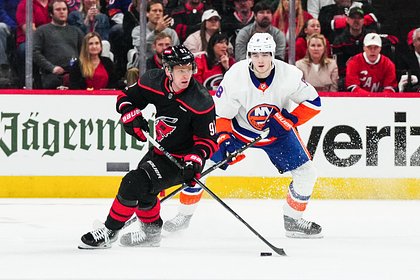 Гол и пас Кузнецова помогли «Каролине» стартовать в плей-офф НХЛ с победы