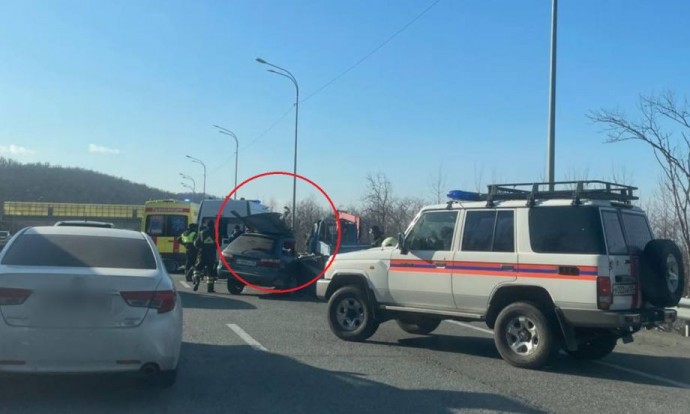 Остался без капота и крыши. На въезде во Владивосток произошло жесткое ДТП