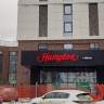 ​На здании гостиничного комплекса по ул. Окулова, 14 появилась вывеска Hampton by Hilton