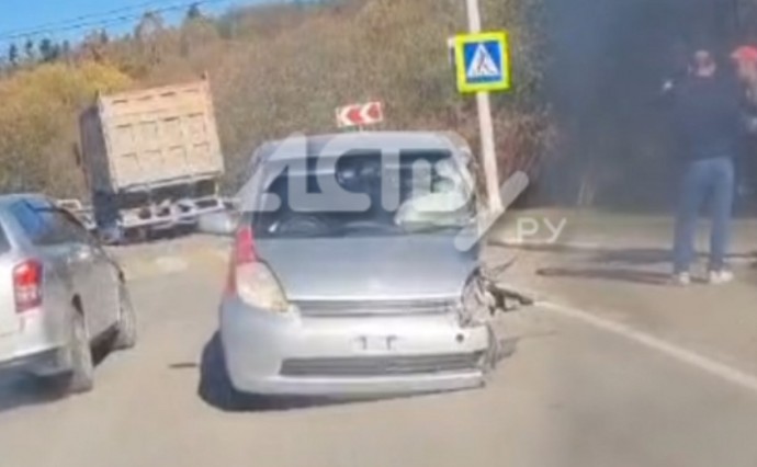 На холмской трассе столкнулись грузовик Shacman и малолитражка