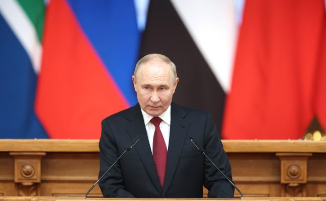 Путин: Запад применяет силу и шантаж, только чтобы сохранить свое доминирование