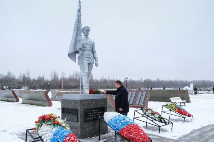 Андрей Никитин возложил цветы к мемориалу в Мясном Бору