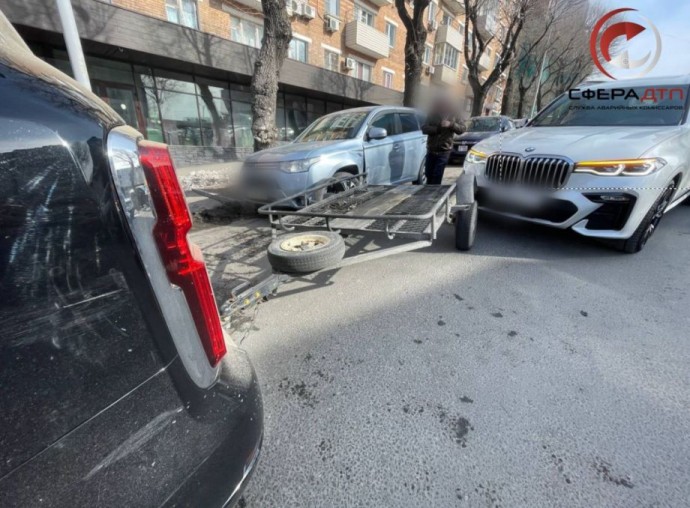 Водитель «Бэхи» попал на деньги: во Владивостоке произошло необычное ДТП с «Танком»