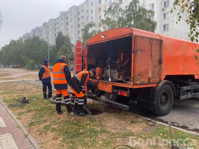 В Белгороде для очистки канализации впервые применили каналопромывочную машину