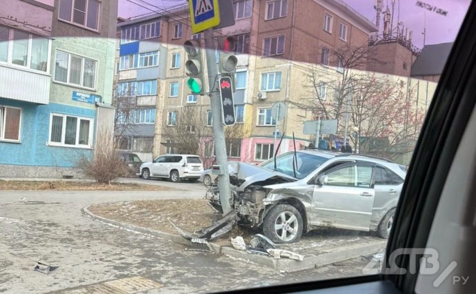 "Лексус" врезался в светофорный столб в Южно-Сахалинске