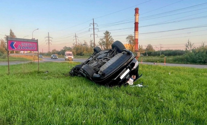 В Великом Новгороде «Ауди» набрало большую скорость и вылетело с дороги