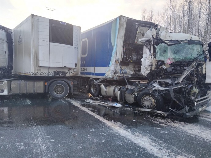 ДТП с фурами полностью перекрыло трассу М-11 в сторону Петербурга