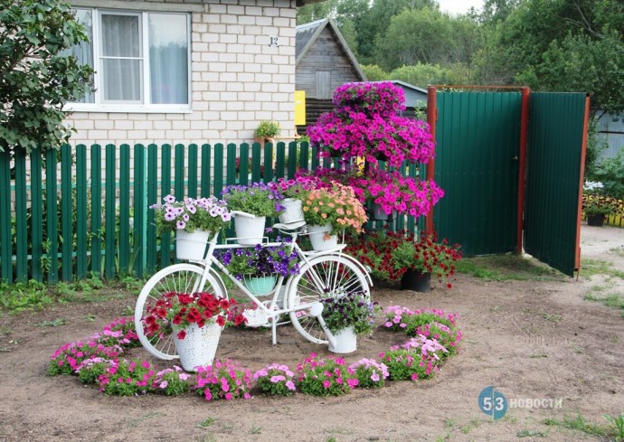 Цветочное творчество жительницы Хвойной радует жителей и гостей посёлка