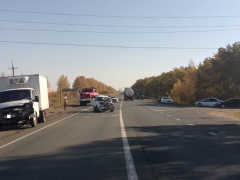 В Мордовии водитель "Газели" "толкнул" "семерку" под большегруз