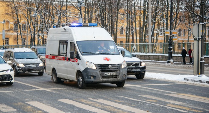 Мужчина попал в больницу после пожара на улице Салова