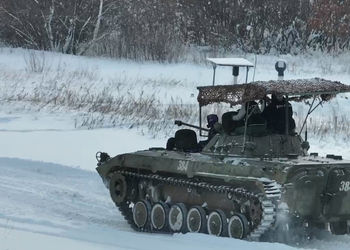 В Приамурье военные покатали детей на БМП и научили управлять дронами