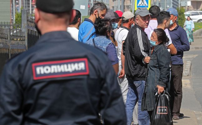 В Госдуме предложили платить гражданам по ₽100 тыс. за данные о незаконных мигрантах