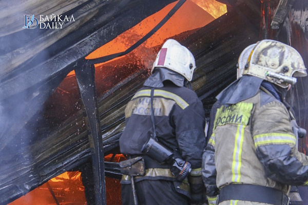 В Бурятии полыхает кафе