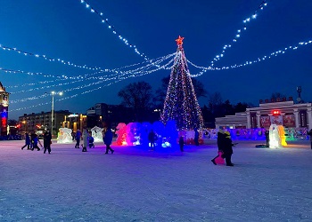 Новогодний городок Белогорска украсят ледовые фигуры и сияющий шатер