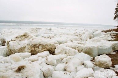 В Усть-Майском районе на обледеневшей реке застряли три моторные лодки